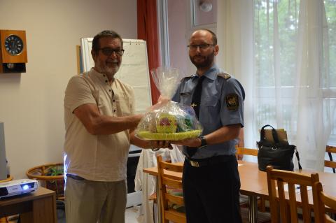 Dr. Böcz Zoltán bv. százados adta át az ajándéktárgyakat az Idősek Otthona igazgatója részére