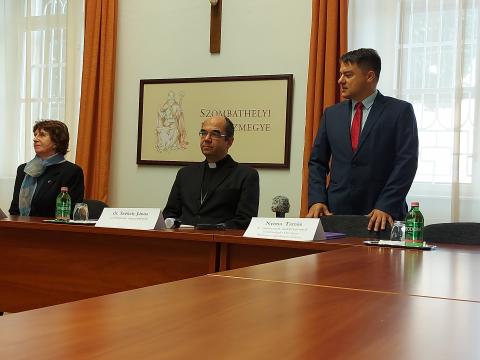 Nyima Tamás bv. dandártábornok (jobbról), dr. Székely János megyés püspök és dr. Asbóth Mária, a Máltai Szeretetszolgálat szombathelyi csoportjának vezetője 2021-ben újították meg az együttműködési megállapodást