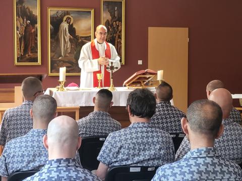 Szent Barnabás ünnepén celebrált szentmisét a szombathelyi börtönben dr. Székely János megyés püspök