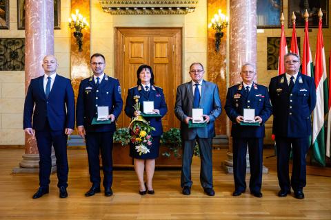 Takács Szabolcs Veszprém Vármegye főispánja (b1) és Németh Éva bv. ezredes (b3) Fotó: Veszprém Vármegyei Kormányhivatal