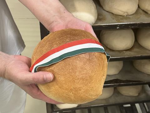  Az új kenyeret sütik a kemencében az Annamajori Mezőgazdasági és Kereskedelmi Kft. szegedi telepén 