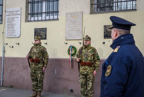  A börtön falán lévő Gulag emléktáblát koszorúzták meg az emlékezők Fotó:SopronMédia - Rombai Péter