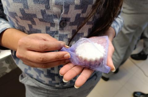 Organza tasakokba kerültek az elkészült szappanok