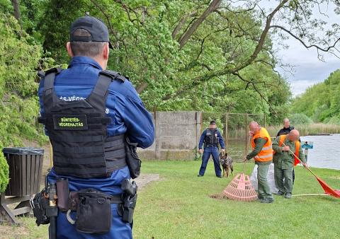 Fogvatartottak tették rendbe a fürdő környezetét Fogvatartottak tették rendbe a fürdő környezetét