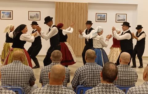 Ötvennégy fogvatartott  nézte a tánccsoport műsorát