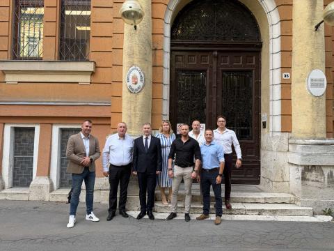 Csoportkép a Sátoraljaújhelyi Fegyház és Börtön bejárata előtt (fotó: SFB)