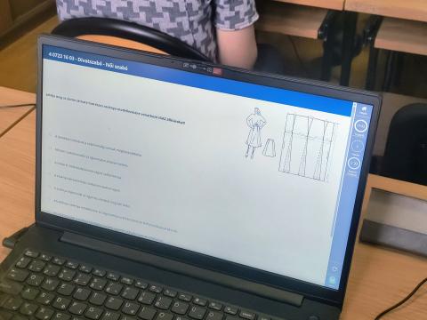 Szakmai interaktív vizsga a divatszabó képzésen a rácsok mögött