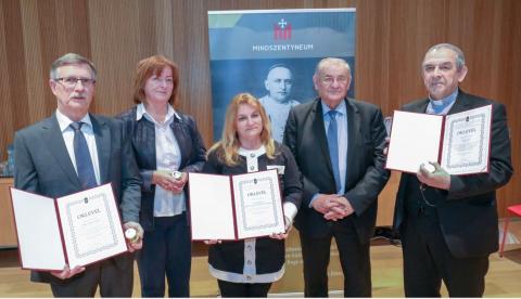 A Mindszenty Emlékérem díjazottai Lezsák Sándorral, balról az első Fülöp István András bv. ezredes Fotó: ZAOL